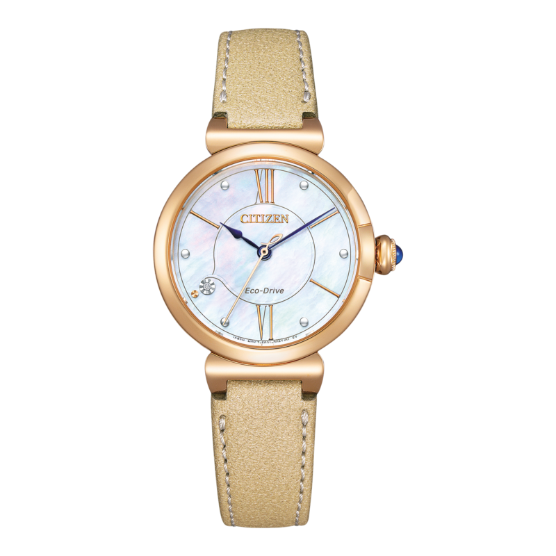 Citizen-Uhr mit goldenem Gehäuse, Perlmuttzifferblatt und beigem Lederarmband.