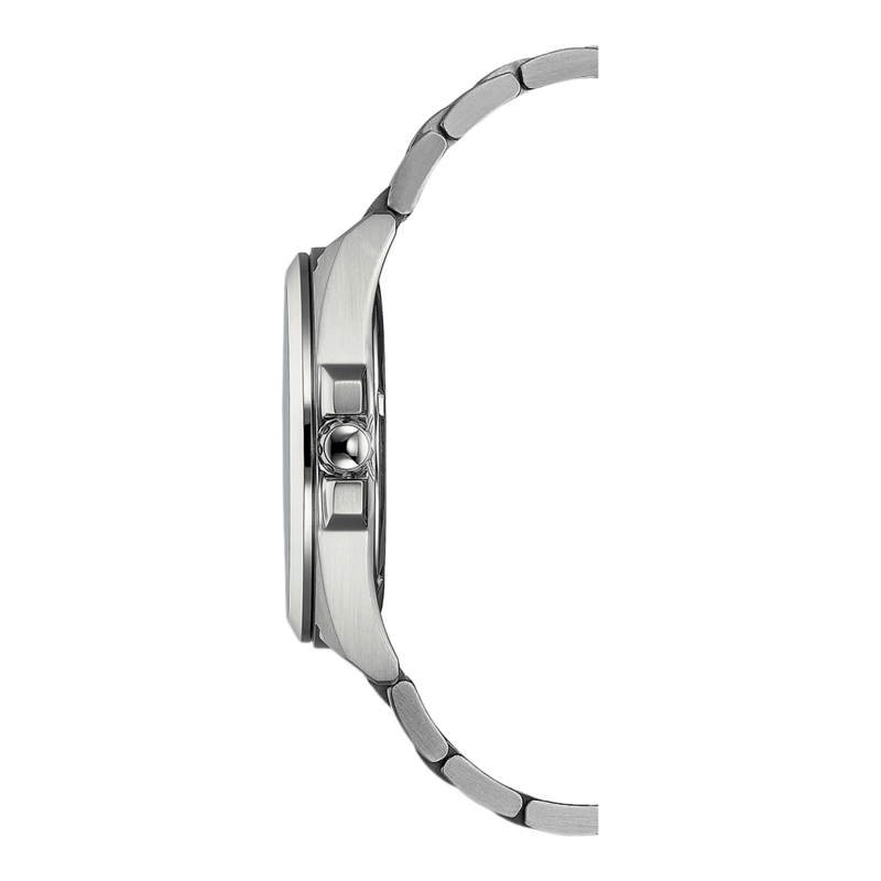 Seitenansicht einer silbernen Armbanduhr mit Metallband, isoliert auf Weiß