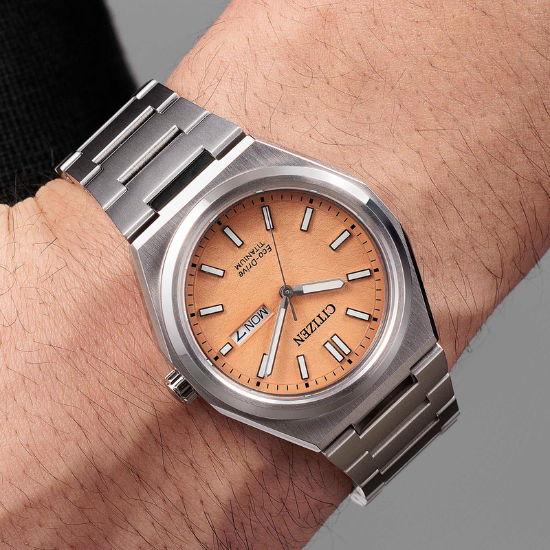 Citizen-Uhr am Handgelenk, Titan, orangefarbenes Zifferblatt, Tages- und Datumsanzeige