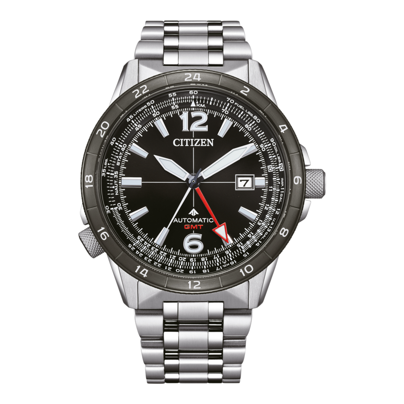 Citizen-Uhr mit schwarzem Zifferblatt, silbernem Armband und GMT-Funktion, die Zeit und Datum anzeigt.